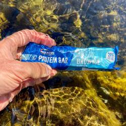 Im kühlen Bachwasser wurde mein Proteinriegel fast umgehend wieder hart.