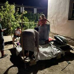 Die Frauen richten unser Bett her