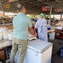 Einrichten vom Verkaufsstand am Bazar
