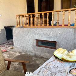 Die Schwiegertochter sitzt nicht am Tisch, sondern auf der Treppe versteckt.