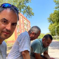 Warten auf einem Bänkli bis die Garage Zeit hat