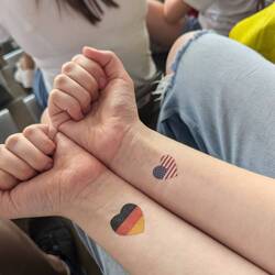 Amélie fühlt sich im Stadion als Doppelstaatlerin 😀🇩🇪🇺🇸😀