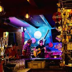 Noldi wollte den Musiker dazu bringen Lady in Red zu spielen (hat nicht geklappt🙈)