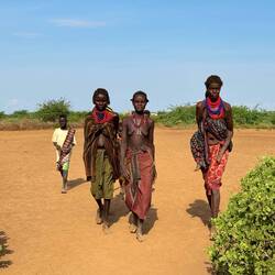 Frauen auf dem Weg in die Stadt