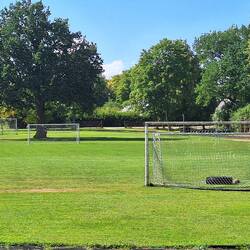 Fussballplatz in Oressaare mit einer Eiche mitten auf dem Spielfeld