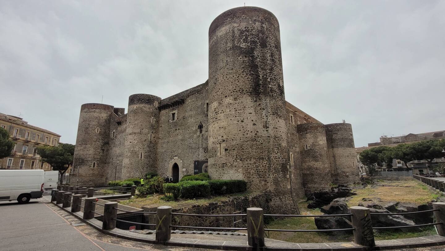 um das Castello Ursini floß die Lava herum...