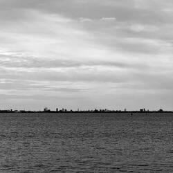 Kopenhagen am gegenüberliegenden Ufer