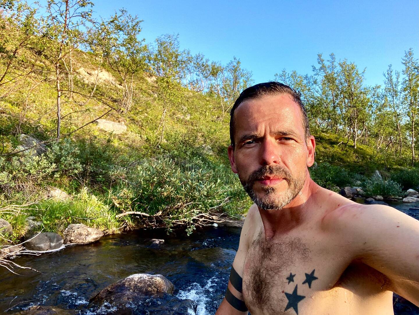 Abendwäsche am Fluss (Das sind übrigens Mückenstiche auf meinen Schultern.)
