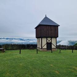 Dee Turm über den Wolken.