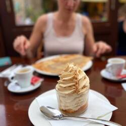 Crème fouettée au caramel et crèpes au chocolat