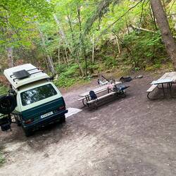 Zwischen Felsen und Bäumen auf dem Campingplatz