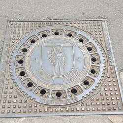 Gullideckel mit Petrus