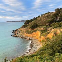 Ziemlich steile Küstenwanderung abends mit Snowy.