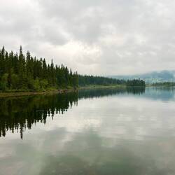 ..wir am ruhig gelegenen See ankommen.