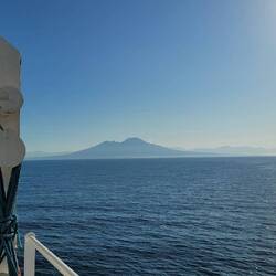 Früh in der Bucht vor Neapel. Blick auf den Vesuv!