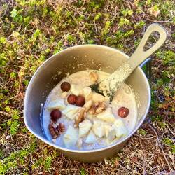 Zum Frühstück gab's Porridge mit Nüssen und getrockneten Äpfeln. 😋