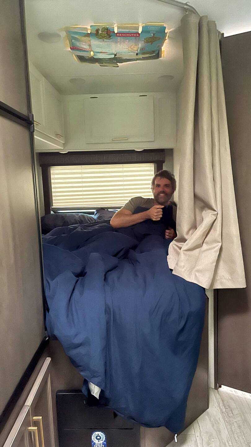 Simönchen mit seinem Kaffee im Bett.. das gibts ausschliesslich im Camper!