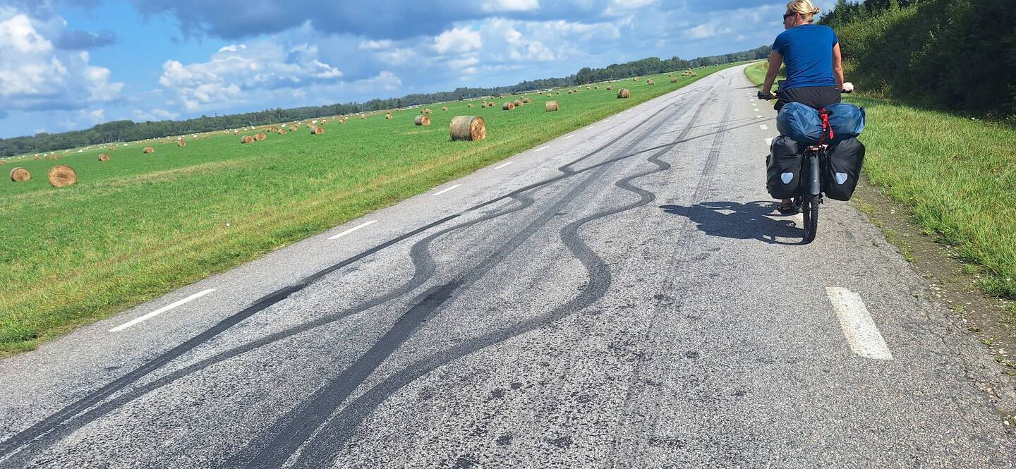 Wer macht solche Spuren auf den Asphalt?