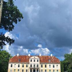 Schönes Herrenhaus mit Park. Unterwegs.