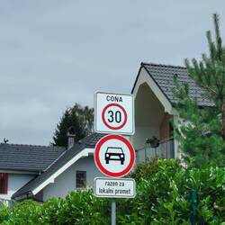 In Lesce steckten wir fest, weil viele Wege nur von Einheimischen befahren werden durften. 🚫