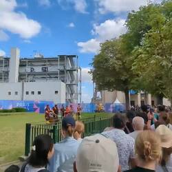 Ach ja, in Schlangen vordrängeln ist keine Frage von Alter oder Nationalität. Q.e.d.