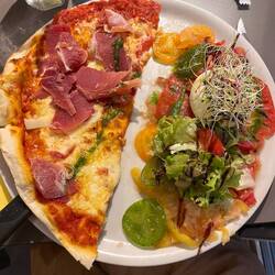 Wie geil: Salat und Pizza nach Wahl halb/halb