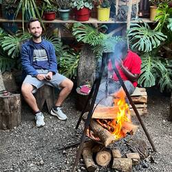 Der SIM-Karten-Verkäufer verzweifelt, Andi ist froh, dass er es nicht selbst machen muss