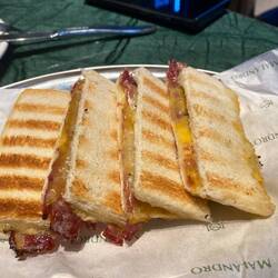 Bikini de cheddar y pastrami