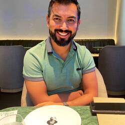 Chiqui muy lindo con comida