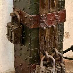 Eine der Spendedosen in der Kirche. Sicher ist sicher 😄