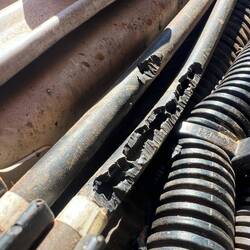 Der Schlauch der Waschwasserspritzanlage gleicht einem Schweizer Käse