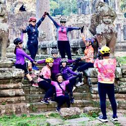 Einheimische Radfahrer, die sich anscheinend jeden Morgen vor Bayon treffen.