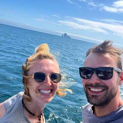 Auf geht's zum Tauchen zum Kicker Rock (siehe im Hintergrund)