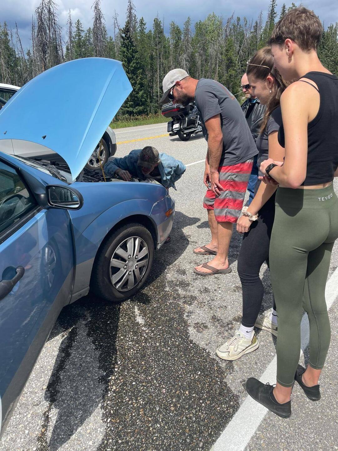 Wie alles begann: Ratlose Blicke in die Motorhaube auf dem Highway