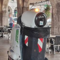 Moderner Straßenkehrer, sogar mit Blinklicht