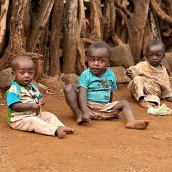 Die Kleinen sitzen auf dem Dorfplatz rum 🤷‍♀️
