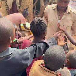 Amanuel kauft und verteilt Bonbons 🙈