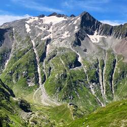 Terrihütte in Sicht (unten Mitte)