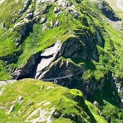 aber zersch abe id' Ebeni, über d'Hängebrugg, nomol 200 Höhemeter ufe