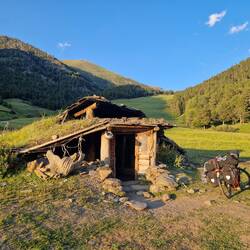 Ein alter Stollen und nun Hütte: Irgendwo zwischen Tor und Andorra