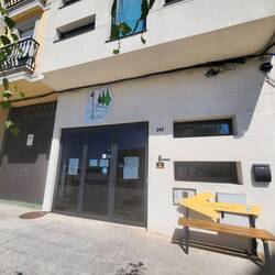 Albergue Los Tres Abetos: I had walked past it, I asked 2 ladies, who in turn asked the "correos"