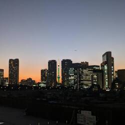 Tokyo Skytree bunt beleuchtet