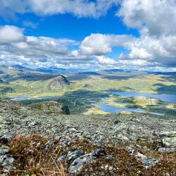 Der Gipfel bietet einen unwahrscheinlich schönen Ausblick,..