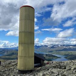 Eher ungewöhnlich für das Gipfelauge ist dieses befremdliche Silo direkt am Gipfel.