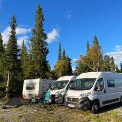 Zurück am Stellplatz genießen wir die abendliche Sonne.