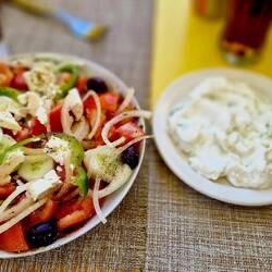 Griechischer Salat und Tzatziki