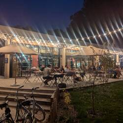 Das Restaurant am Campingplatz am Abend. Wirklich schön