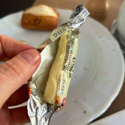 Als er genüsslich reinbeissen wollte, offenbarte sich der wahre Inhalt. Butter ist ja fast dasselbe.