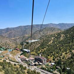 Hotels entstehen und im Hintergrund ein altes Sanatorium