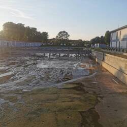 Denkmalgeschütztes Schwimmbad am Kanal